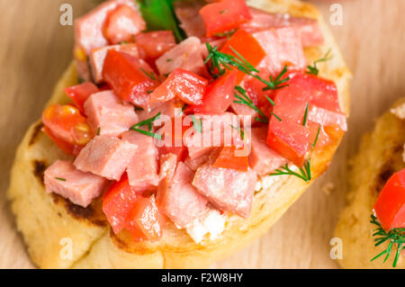 Crostini savoureux hors-d (crostino) avec de la tomate et de la saucisse Banque D'Images