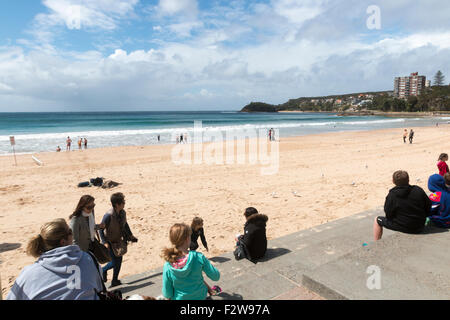 Les touristes asiatiques sur Manly Beach à Sydney un jour de printemps, New South Wales, Australie Banque D'Images