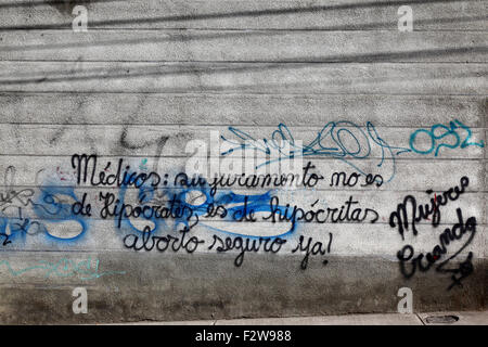 Graffiti sur le mur exigeant le droit à l'avortement pour les femmes par le groupe féministe Mujeres Creando, la Paz, Bolivie Banque D'Images