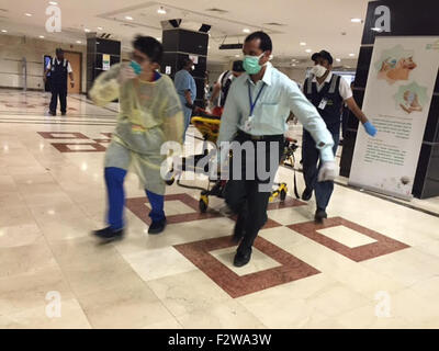 La Mecque, en Arabie Saoudite. Sep 24, 2015. Les travailleurs de la santé aider les blessés à Mina, près de La Mecque, l'Arabie saoudite, le 24 septembre, 2015. Les autorités saoudiennes a indiqué que le nombre total de pèlerins tués dans le stampede jeudi à La Mecque est passé à 453. Site Web Crédit : Sabaq/Xinhua/Alamy Live News Banque D'Images