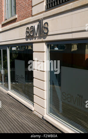 Savills agent immobilier agent windows uk marché du logement Vente d'une maison maison maisons Banque D'Images