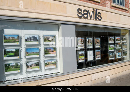 Savills agent immobilier agent windows uk marché du logement Vente d'une maison maison maisons Banque D'Images