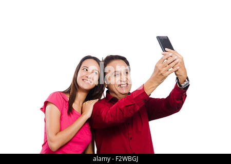 2 père indien et jeune fille photo Selfies en cliquant sur téléphone mobile Banque D'Images