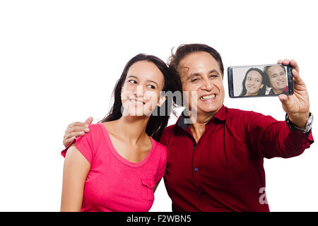 2 père indien et jeune fille photo Selfies en cliquant sur téléphone mobile Banque D'Images