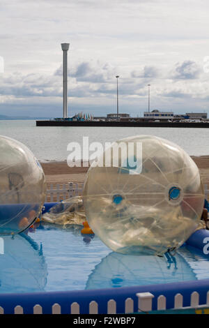 Waterwalkerz pool balls et Sealife Tower, Jurassic Skyline Tower, à Weymouth, Dorset, Royaume-Uni en septembre Banque D'Images