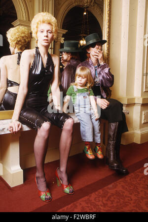 Musicien de rock anglais David Bowie avec femme Angie et son fils Zowie sur l'Amstel Hotel, Amsterdam, en 1974 Banque D'Images