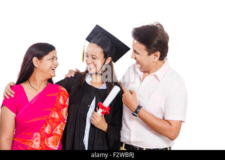 3 Les parents indiens et les jeunes fille élève avocat Célébration Banque D'Images