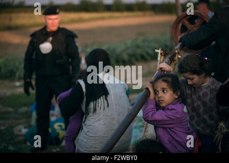 Bapska, Croatie. Sep 23, 2015. La police croate supervise la barre de la frontière avec la Serbie sous les yeux d'un enfant réfugié. © Michele Amoruso/Pacific Press/Alamy Live News Banque D'Images