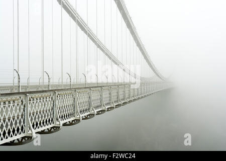 Brouillard sur le pont suspendu de Clifton à Bristol, Angleterre, Royaume-Uni Banque D'Images