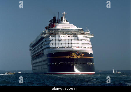 AJAXNETPHOTO. Juillet 1999. SOUTHAMPTON, Angleterre. - Étonnant navire - le nouveau bateau de croisière Disney Wonder Outward Bound DE SOUTHAMPTON. PHOTO:JONATHAN EASTLAND/AJAX. REF:0055 49 Banque D'Images