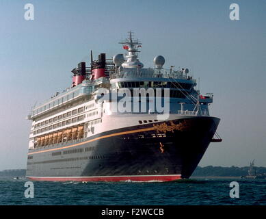 AJAXNETPHOTO. Juillet 1999. SOUTHAMPTON, Angleterre. - Étonnant navire - le nouveau bateau de croisière Disney Wonder Outward Bound DE SOUTHAMPTON. PHOTO:JONATHAN EASTLAND/AJAX. REF:0055 58 Banque D'Images