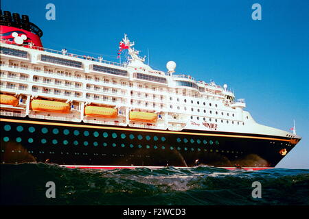 AJAXNETPHOTO. Juillet 1999. SOUTHAMPTON, Angleterre. - Étonnant navire - le nouveau bateau de croisière Disney Wonder Outward Bound DE SOUTHAMPTON. PHOTO:JONATHAN EASTLAND/AJAX. REF:544160 3 25 Banque D'Images