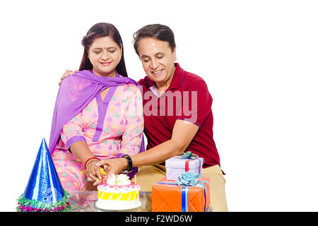 2 Couple marié adultes indiens célébration Anniversaire Banque D'Images