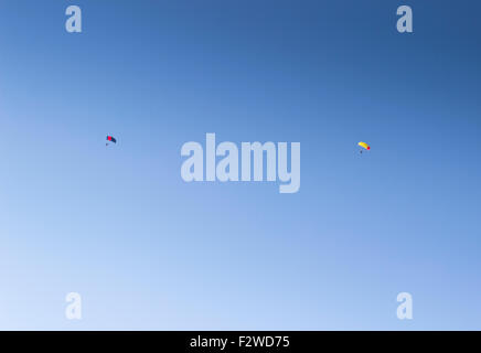 Un couple de parachutistes dans le ciel bleu de rabotage. extreme, sports de plein air concept Banque D'Images