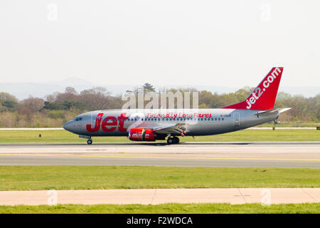 Boeing 737-330 Jet2 le roulage sur la piste après l'atterrissage de l'aéroport de Manchester. Banque D'Images