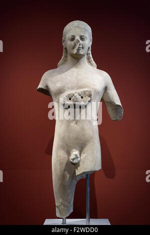 Berlin. L'Allemagne. Statue d'un porteur de l'offre (Kouros), marbre, 530-520 BC. Altes Museum. Banque D'Images