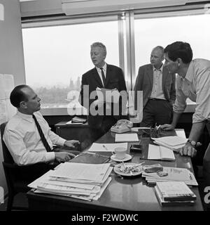 Foto aus dem im Tagesablauf Fernsehberuf «Realisator', Deutschland 1960 er Jahre. Photo de l'activité quotidienne de l'emploi télévision "réalisation", l'Allemagne des années 1960. Banque D'Images