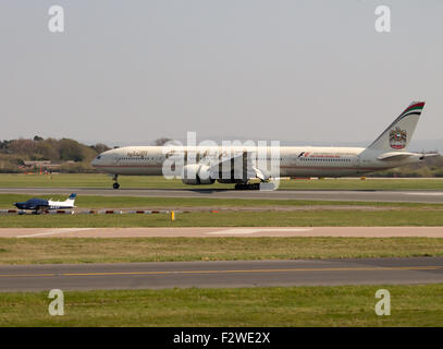 Etihad Airways Boeing 777-300 l'atterrissage à l'Aéroport International de Manchester à la piste. Banque D'Images