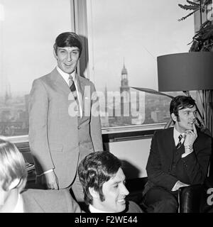 Roy West Diskjockey mit seinen Kollegen Dieter Wilken, Horst Reiner und Udo Klein, die den Piratensender An Bord der 'Galaxy' betreiben, im Funkhaus des NDR, Deutschland 1960 er Jahre. DJ Roy West avec ses amis Dieter Wilken, Horst Reiner et Udo Klein, qui sont de lancer une station de radio pirate sur le navire 'Galaxy', à la Norddeutscher Rundfunk plat et d'une station de radio, l'Allemagne des années 1960. Banque D'Images