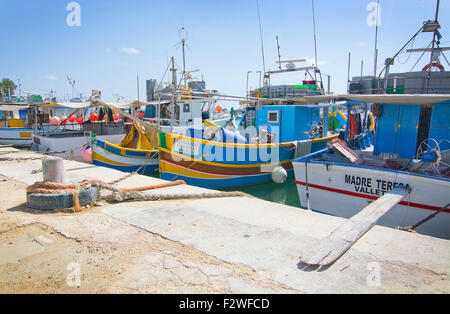 Petits bateaux en bois peintes de couleurs vives de Leonardo da Vinci et Madre Teresa en Marsaxlokk, Malte. Banque D'Images