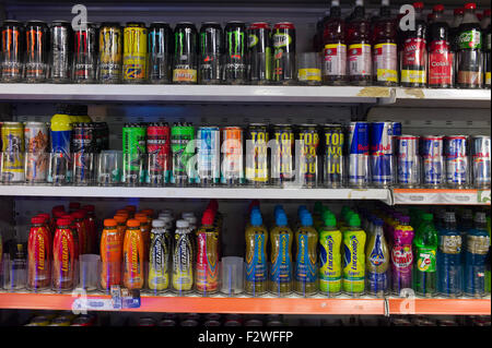 Les boissons sucrées contenant de grandes quantités de sucre en vente dans un magasin, l'Essex. Angleterre, Royaume-Uni. 24 sept 2015 Banque D'Images