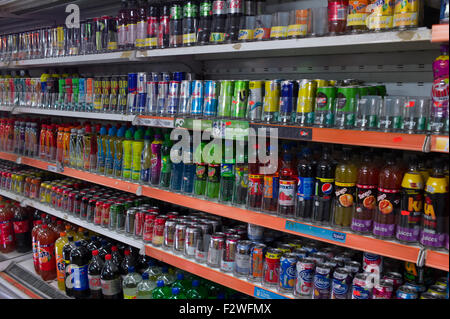 Les boissons sucrées contenant de grandes quantités de sucre en vente dans un magasin, l'Essex. Angleterre, Royaume-Uni. 24 sept 2015 Banque D'Images