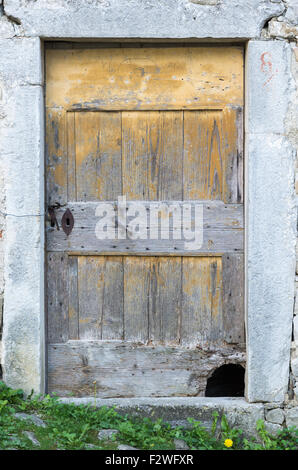 C'est vieille porte en bois miteux haillons Banque D'Images