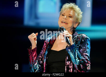 La chanteuse américaine Peggy March effectue au cours de la dernières répétitions du spectacle 'Stefanie Hertel - Meine Stars' (Stefanie Hertel - Mon étoile) à Zwickau (Saxe), le 23 septembre 2015. Le spectacle avec plusieurs invités de la musique sera diffusée le 31 octobre 2015. Photo : Jan Woitas/dpa Banque D'Images