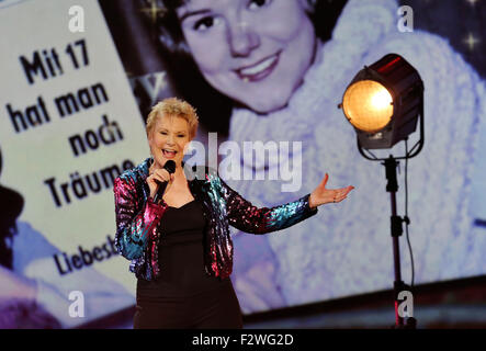 La chanteuse américaine Peggy March effectue au cours de la dernières répétitions du spectacle 'Stefanie Hertel - Meine Stars' (Stefanie Hertel - Mon étoile) à Zwickau (Saxe), le 23 septembre 2015. Le spectacle avec plusieurs invités de la musique sera diffusée le 31 octobre 2015. Photo : Jan Woitas/dpa Banque D'Images