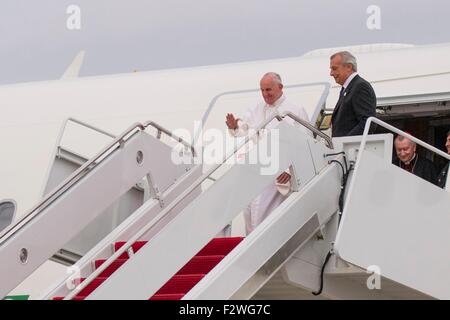 Pape Francis vagues comme il arrive à Joint Base Andrews le 22 septembre 2015 à Camp Springs, dans le Maryland. Il s'agit de la première visite par le Pape François aux États-Unis. Banque D'Images