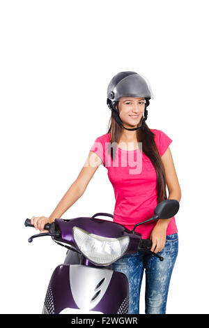 1 Indian Woman Riding Scooty Banque D'Images