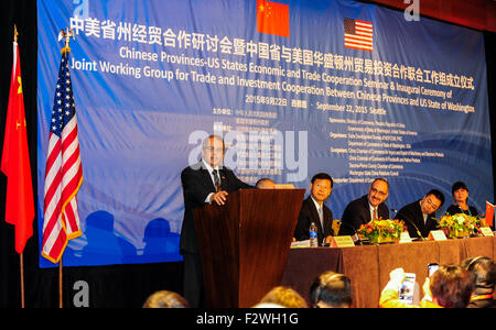 Seattle, USA. 22 Sep, 2015. Brad OWEN, Lieutenant-gouverneur de l'État de Washington, s'adresse à la "Chinese provinces-États des États-Unis La coopération économique et commerciale, séminaire et réunion de groupe de travail mixte pour le commerce et l'investissement de la coopération entre provinces chinoises et l'État américain du Washington à Seattle, aux États-Unis, le 22 septembre, 2015. © Zhang Chaoqun/Xinhua/Alamy Live News Banque D'Images