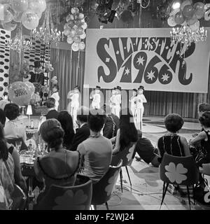 Me suis zur Silvestershow 'Ab morgen haben wir l'Humour", Regie : Harald Vock, Deutschland 1960 er Jahre. À l'ensemble de la veille du nouvel an TV show 'Ab morgen haben wir l'Humour", l'Allemagne des années 1960. Banque D'Images