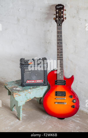 Une Epiphone guitare électrique et ampli Roland Micro Cube Banque D'Images