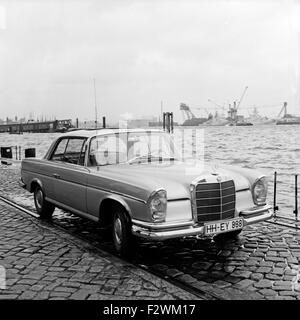 Ein Mercedes Benz 300 SE Coupé am Hafen Hamburg, Deutschland en 1960 er Jahre. Une Mercedes Benz 300 SE Coupé au port d'Hambourg, Allemagne 1960. Banque D'Images