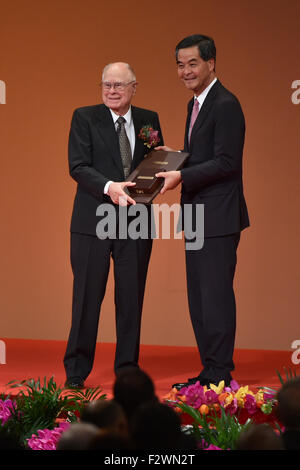 (150924) -- HONG KONG, le 24 septembre 2015 (Xinhua) -- le chef de l'exécutif de Hong Kong Leung Chun-ying (à droite) remet le prix à William J Borucki, lauréat du prix Shaw en astronomie, à la cérémonie de présentation du rapport annuel Prix Shaw à Hong Kong, Chine du sud, le 24 septembre 2015. Une cérémonie de présentation du prix Shaw annuel a eu lieu jeudi à Hong Kong, avec cinq scientifiques allemands et américains a félicité pour leur travail important en astronomie, sciences de la vie et de la médecine, et la science mathématique. (Xinhua/Wu Yongjian) (zkr) Banque D'Images