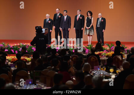 (150924) -- HONG KONG, le 24 septembre 2015 (Xinhua) -- le chef de l'exécutif de Hong Kong Leung Chun-ying (3e L'arrière) pose pour des photos avec les gagnants du Prix Shaw à Hong Kong, Chine du sud, le 24 septembre 2015. Une cérémonie de présentation du prix Shaw annuel a eu lieu jeudi à Hong Kong, avec cinq scientifiques allemands et américains a félicité pour leur travail important en astronomie, sciences de la vie et de la médecine, et la science mathématique. (Xinhua/Wu Yongjian) (zkr) Banque D'Images