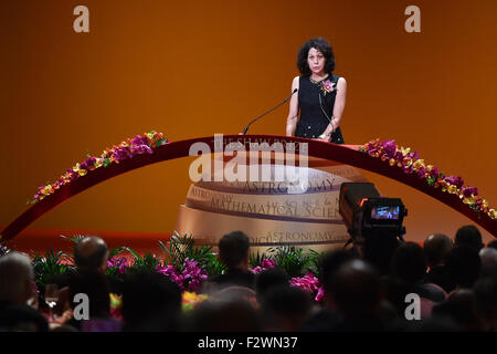 (150924) -- HONG KONG, le 24 septembre 2015 (Xinhua) -- Le professeur L. Bonnie Bassler, lauréat du prix Shaw en sciences de la vie et de la médecine, parle à la cérémonie de présentation du rapport annuel Prix Shaw à Hong Kong, Chine du sud, le 24 septembre 2015. Une cérémonie de présentation du prix Shaw annuel a eu lieu jeudi à Hong Kong, avec cinq scientifiques allemands et américains a félicité pour leur travail important en astronomie, sciences de la vie et de la médecine, et la science mathématique. (Xinhua/Wu Yongjian) (zkr) Banque D'Images