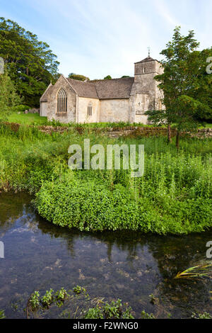 L'église de St Michel et St Martin, à côté de la rivière Leach dans le village de Cotswold Eastleach Martin, Gloucestershire UK Banque D'Images