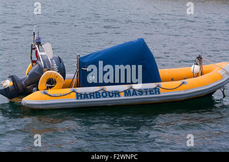 Le capitaine du port vide Rigid Inflatable RIB Bateau amarré avec un moteur hors-bord Yamaha Banque D'Images