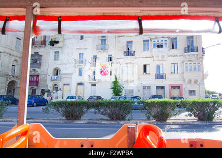 Valletta Football Club drapeau suspendu à un balcon dans la ville Banque D'Images