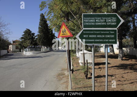Aperçu de l'ensemble des panneaux de circulation routière nouvellement installé près de Anzac street de Portianos Portianos village, soulignant & cimetière Moudros Banque D'Images