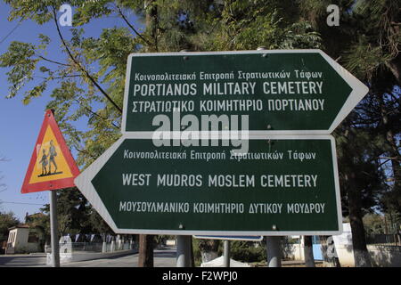 Gros plan sur les panneaux de circulation routière nouvellement installé près de Anzac str, d'Portianou Portianos village, soulignant & cimetière Moudros Banque D'Images