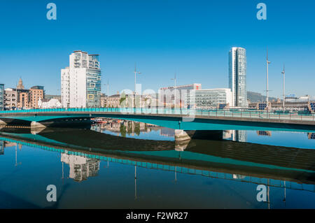 Le bateau et l'Obel vacances d'immeubles de grande hauteur sur les bords de la rivière Lagan, Belfast Banque D'Images