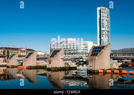 L'Obel de bureaux et d'appartements dans un bâtiment sur les rives de la rivière Lagan, Belfast Banque D'Images