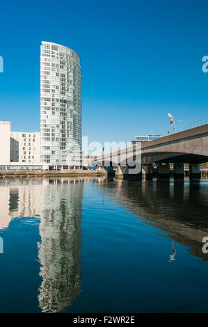 L'Obel de bureaux et d'appartements dans un bâtiment sur les rives de la rivière Lagan, Belfast Banque D'Images