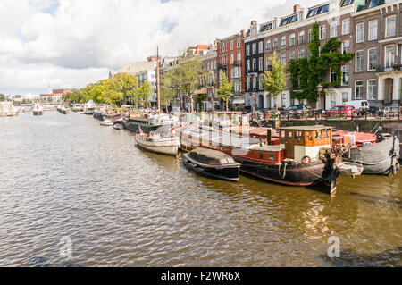 Péniches sur les bords de la rivière Amstel, Amsterdam Banque D'Images