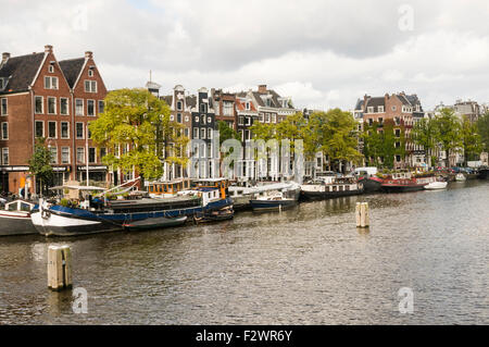 Péniches sur les bords de la rivière Amstel, Amsterdam Banque D'Images