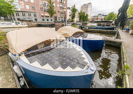 Bateaux électriques fonctionnant à l'énergie solaire sur un canal à Amsterdam Banque D'Images