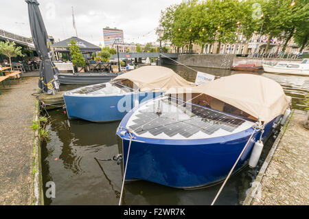 Bateaux électriques fonctionnant à l'énergie solaire sur un canal à Amsterdam Banque D'Images